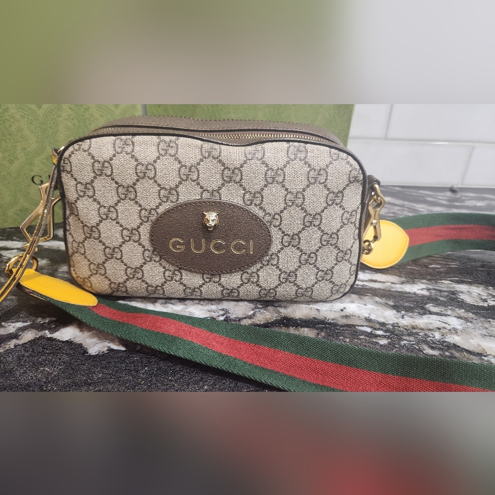 11  NEO VINTAGE GG SUPREME MESSENGER BAG